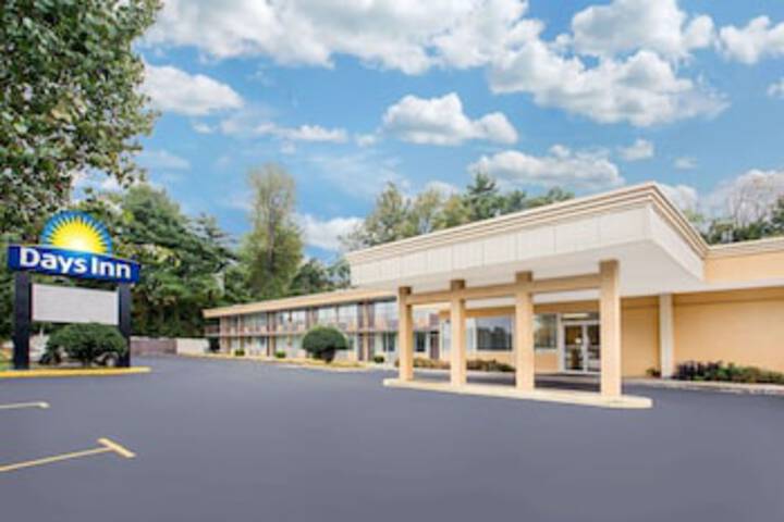 Days Inn By Wyndham Bristol Parkway - thumb 0