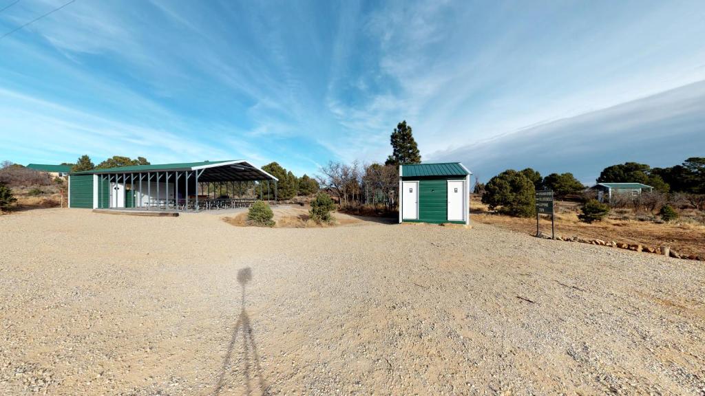 Pavilion & Glamping Village 3 Cabins Tipi Wagon Kitchen - thumb 5