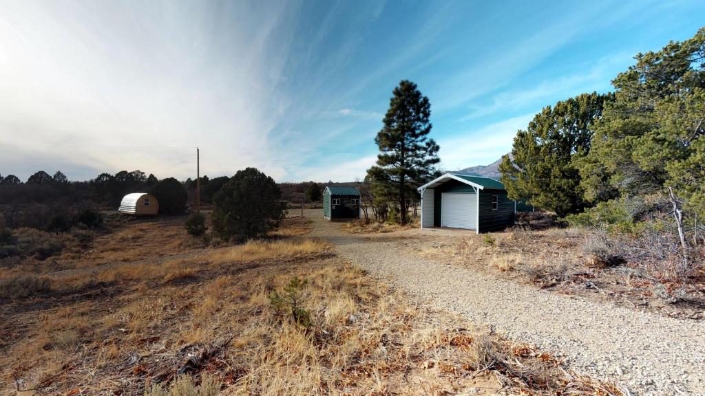 Pavilion & Glamping Village 3 Cabins Tipi Wagon Kitchen - thumb 4