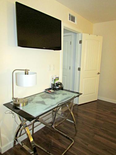 Modern Two Bedroom Condo Walk To Old Town Scottsdale - thumb 3