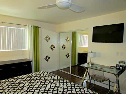 Modern Two Bedroom Condo Walk To Old Town Scottsdale - thumb 5