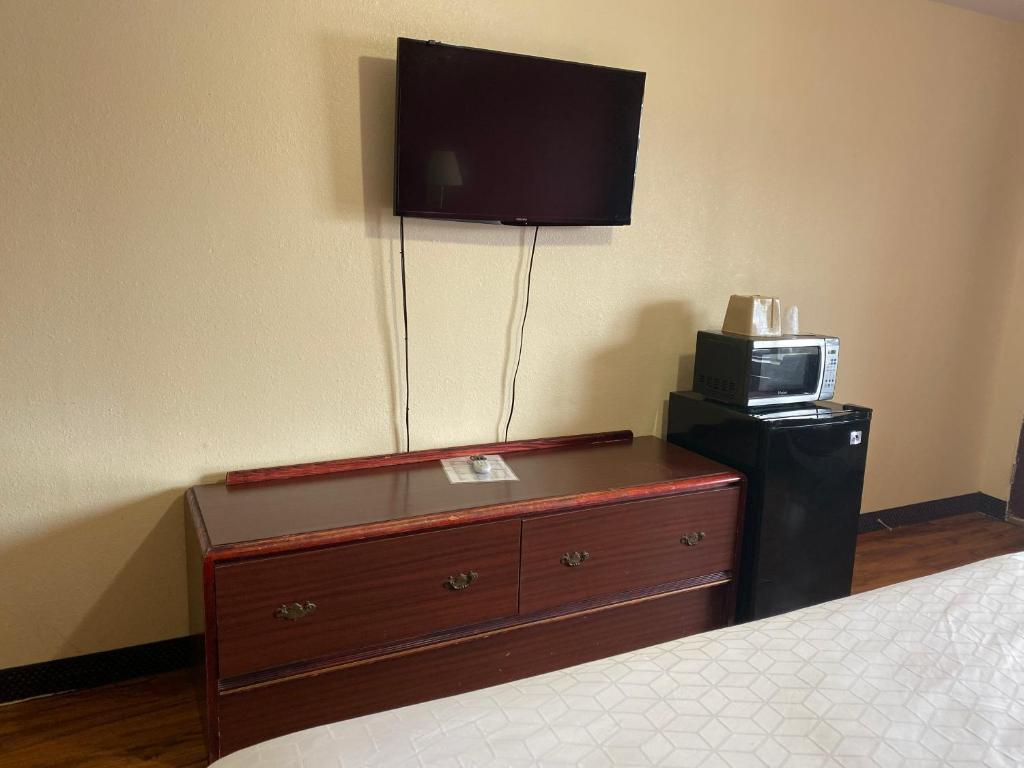 Dollar Save Inn - thumb 4