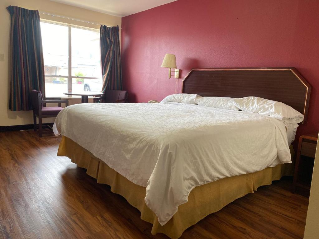 Dollar Save Inn - thumb 2