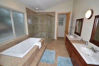 1357 Gilmore Lake 4 Bedroom Home - thumb 5