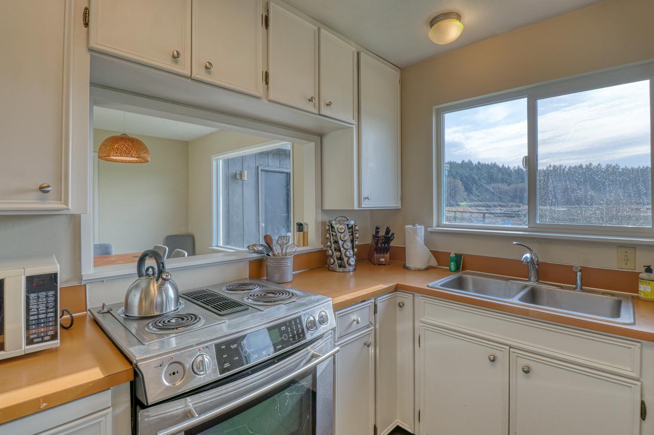 Lopez Island Mud Bay Waterfront Home - thumb 12