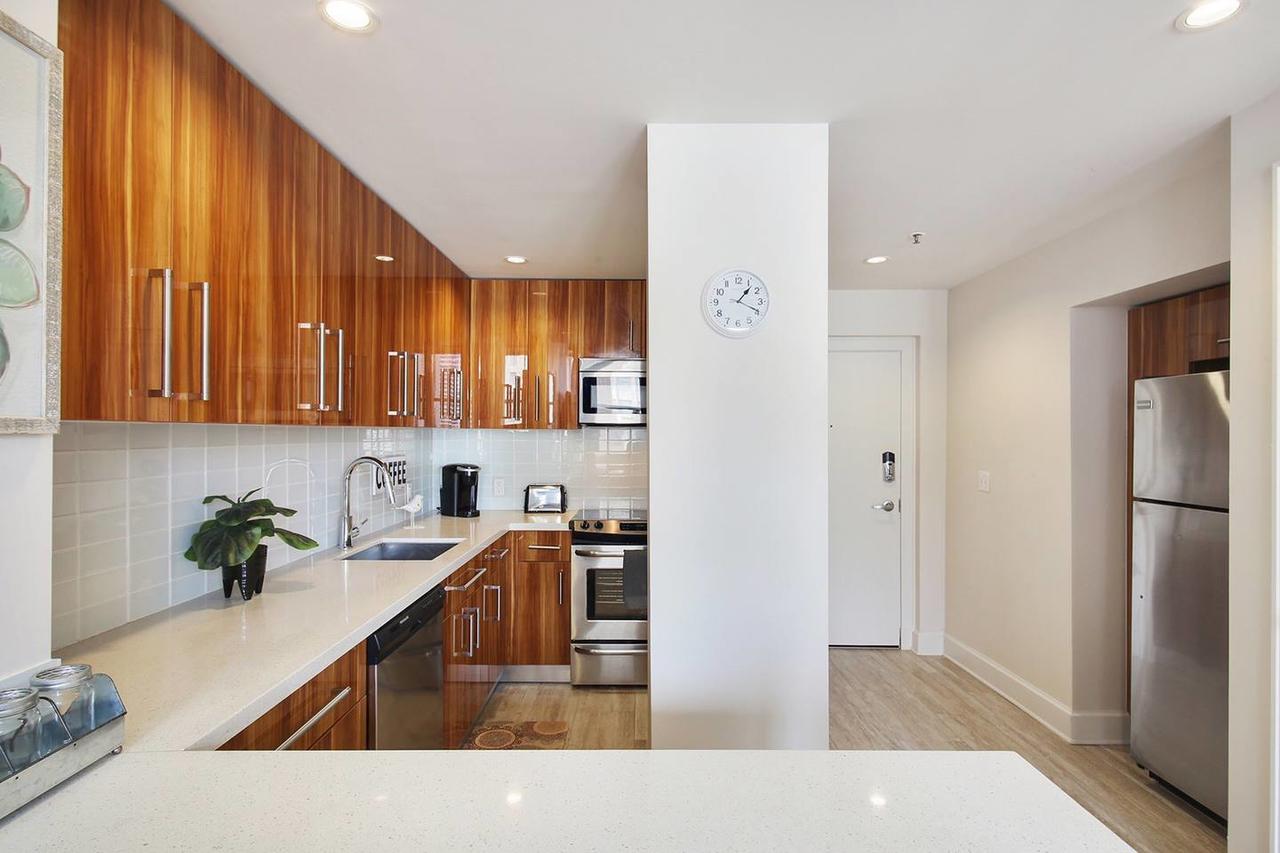 STUNNING NEW 15th FLOOR CONDO- CITY VIEWS FR QTR - thumb 6