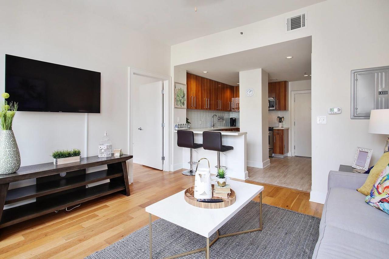 STUNNING NEW 15th FLOOR CONDO- CITY VIEWS FR QTR - thumb 7