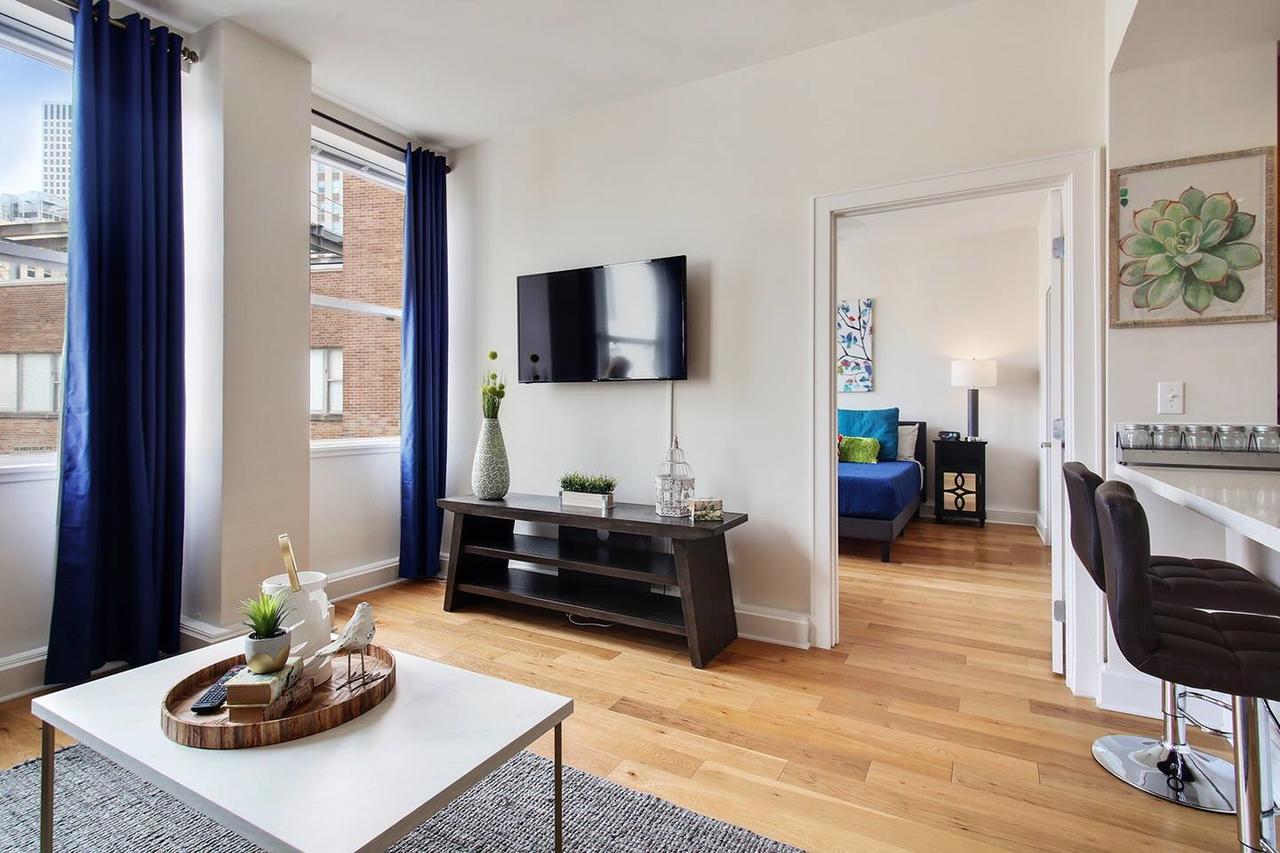 STUNNING NEW 15th FLOOR CONDO- CITY VIEWS FR QTR - thumb 2