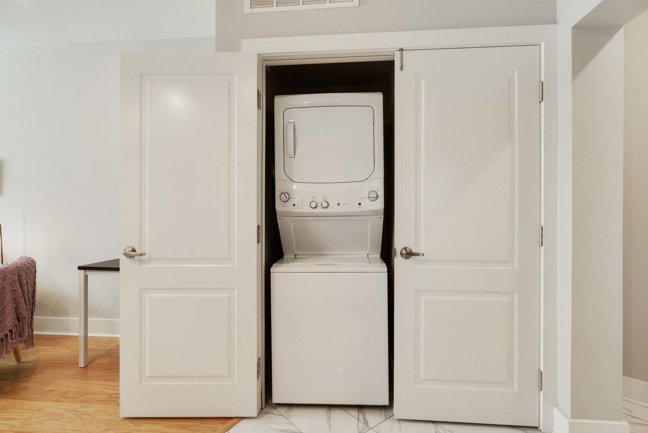 STUNNING NEW 15th FLOOR CONDO- CITY VIEWS FR QTR - thumb 14