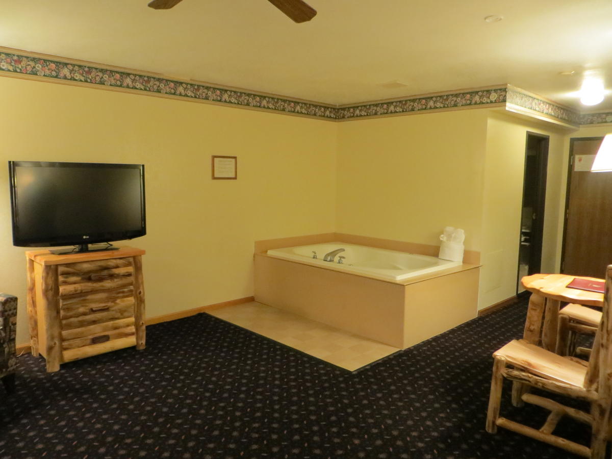 Super 8 By Wyndham Bridgeview Of Mackinaw City - thumb 16