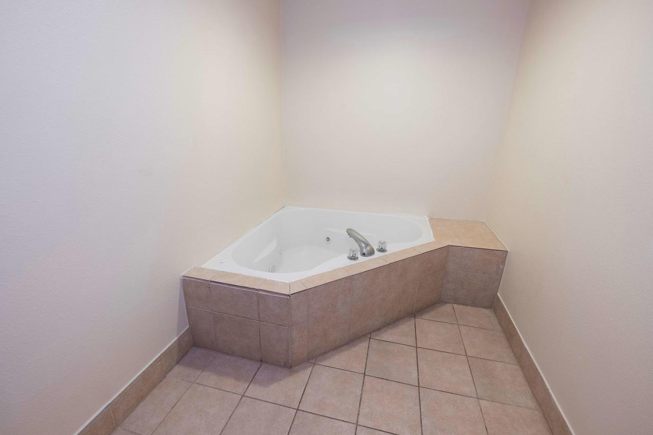 Red Roof Inn & Suites Biloxi - thumb 19