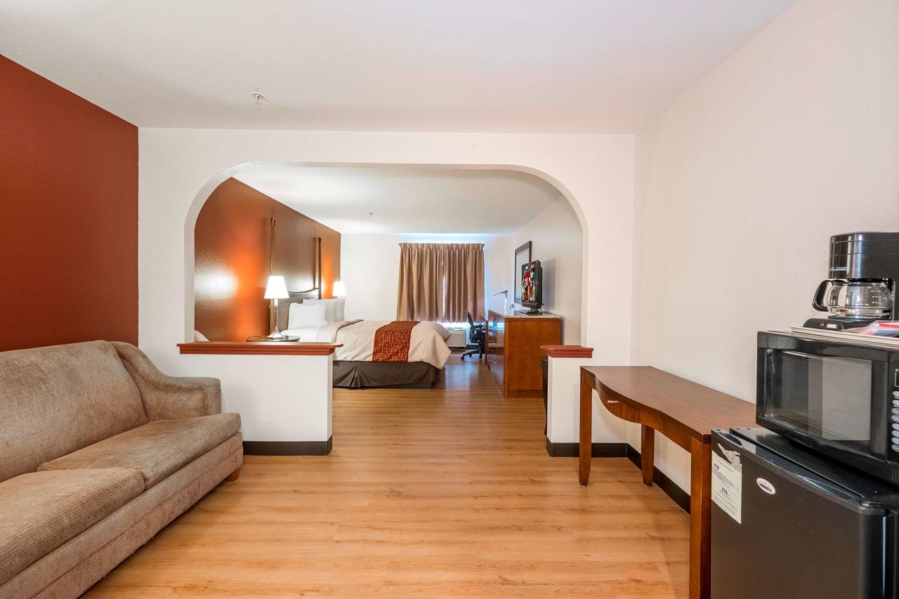 Red Roof Inn & Suites Biloxi - thumb 16