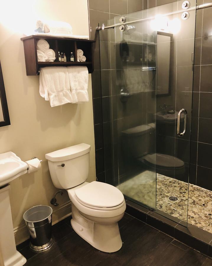 White House Hotel - thumb 14