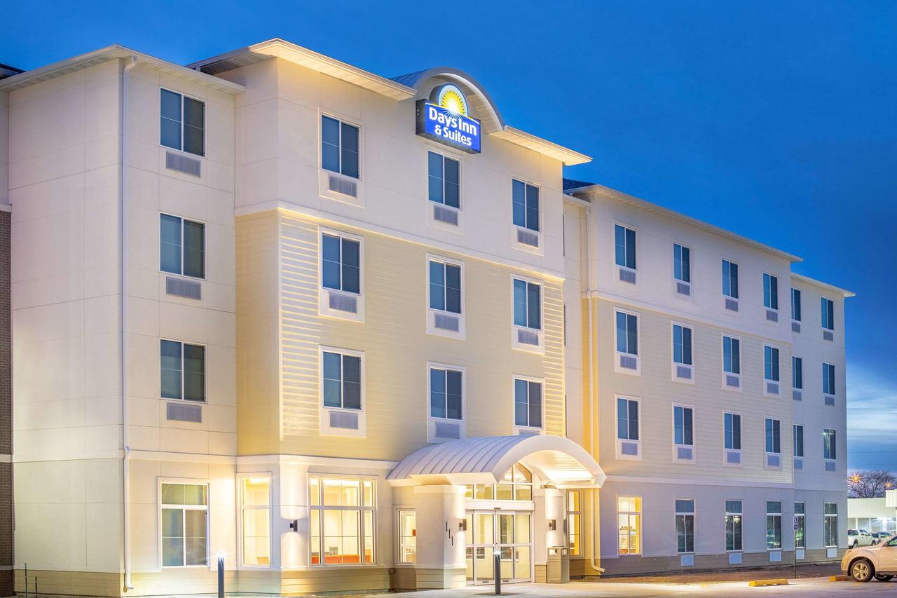 Days Inn & Suites By Wyndham Kearney - thumb 0
