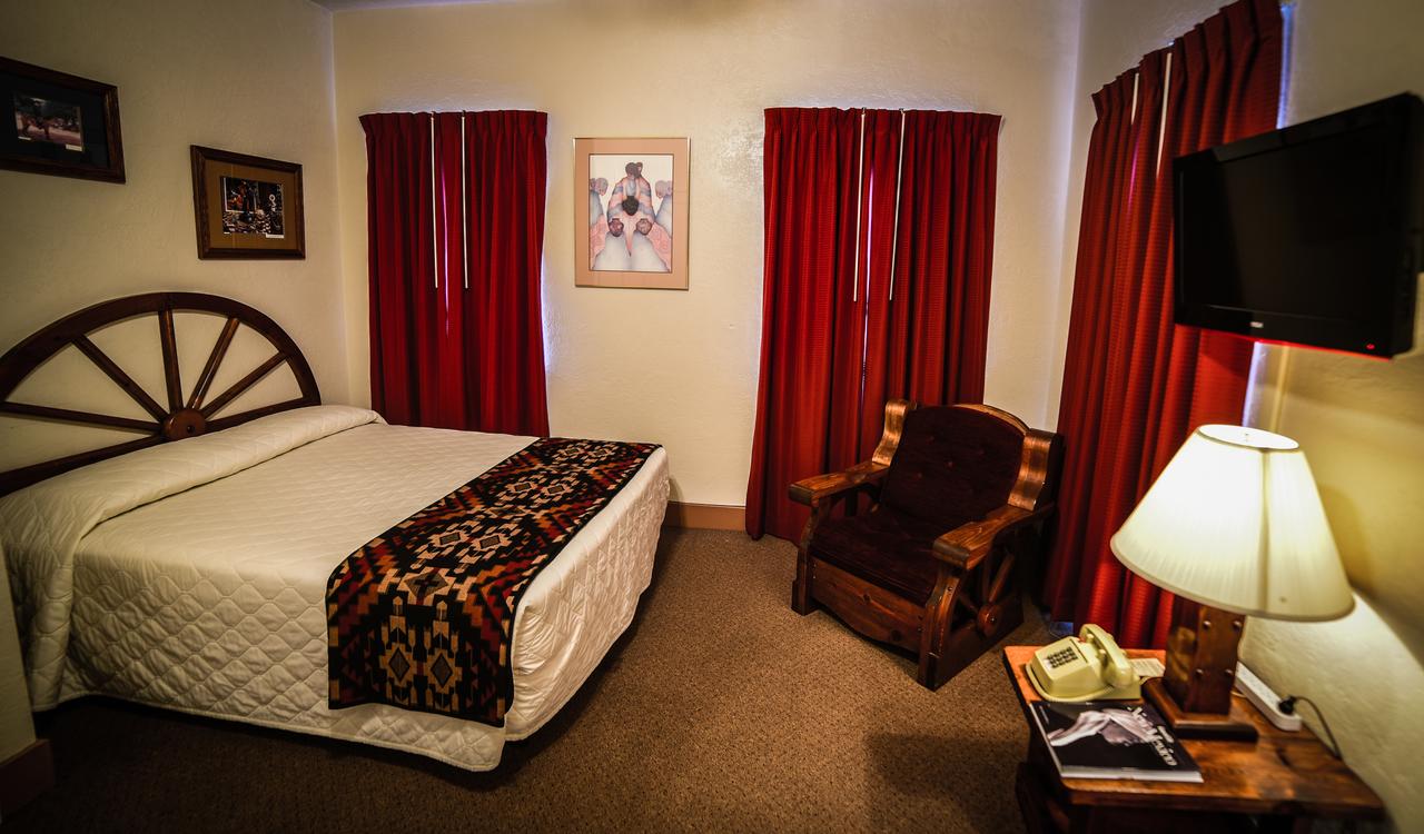 El Rancho Hotel - thumb 12