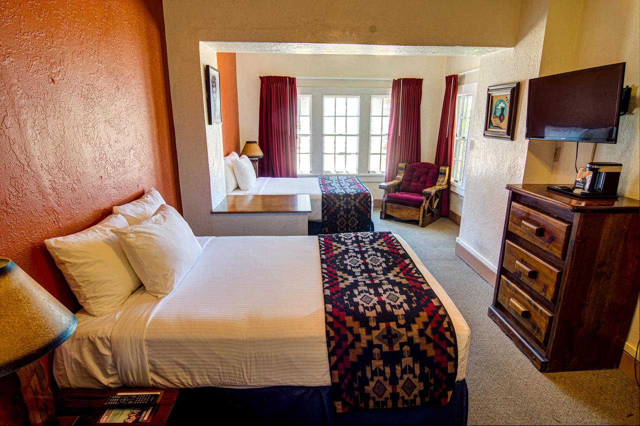 El Rancho Hotel - thumb 2