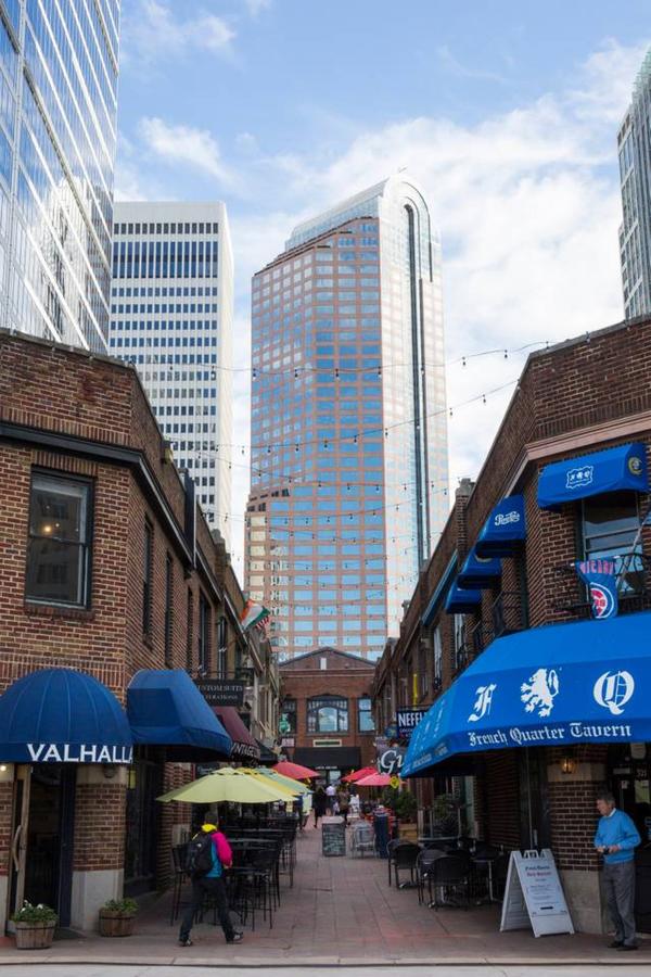 UNBELIEVABLE CITY VIEWS IN UPTOWN HIGH-RISE STUDIO - thumb 6