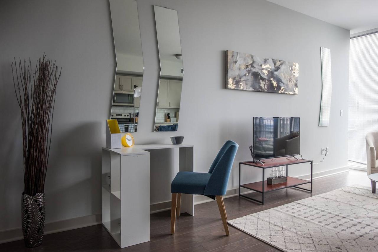 UNBELIEVABLE CITY VIEWS IN UPTOWN HIGH-RISE STUDIO - thumb 5