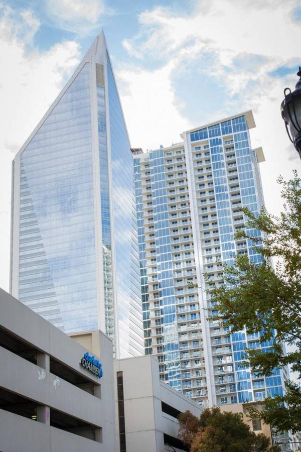 UNBELIEVABLE CITY VIEWS IN UPTOWN HIGH-RISE STUDIO - thumb 19