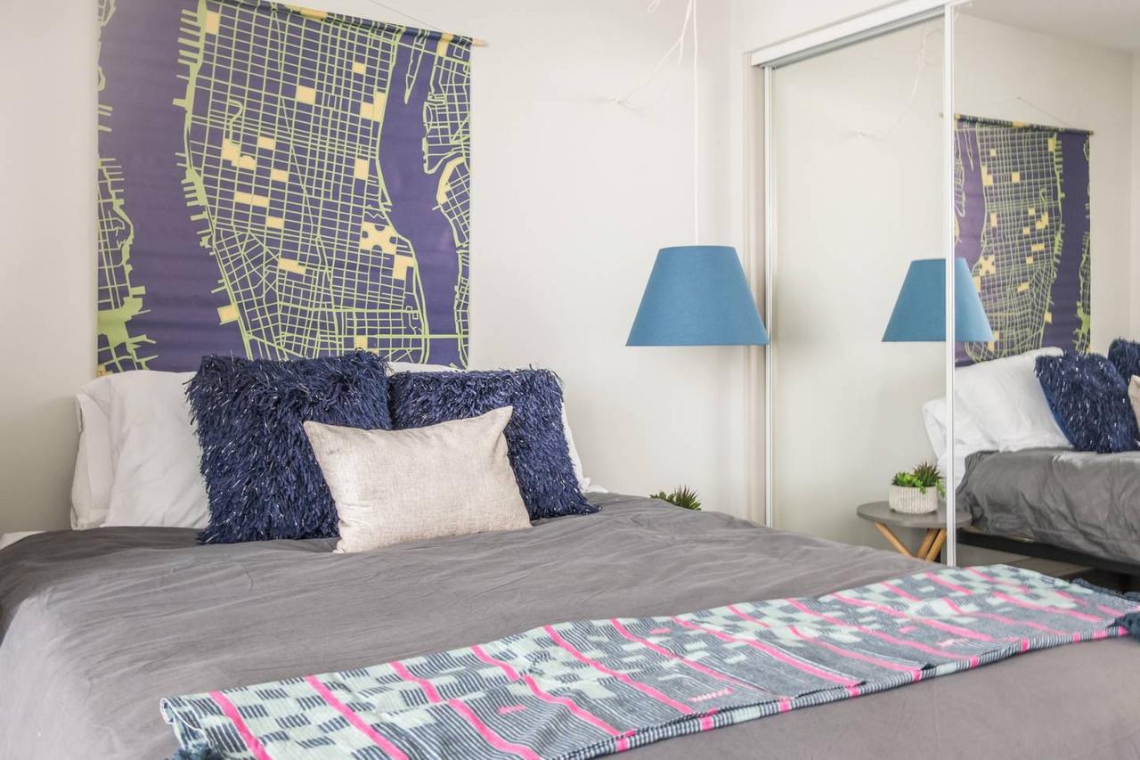 UNBELIEVABLE CITY VIEWS IN UPTOWN HIGH-RISE STUDIO - thumb 9