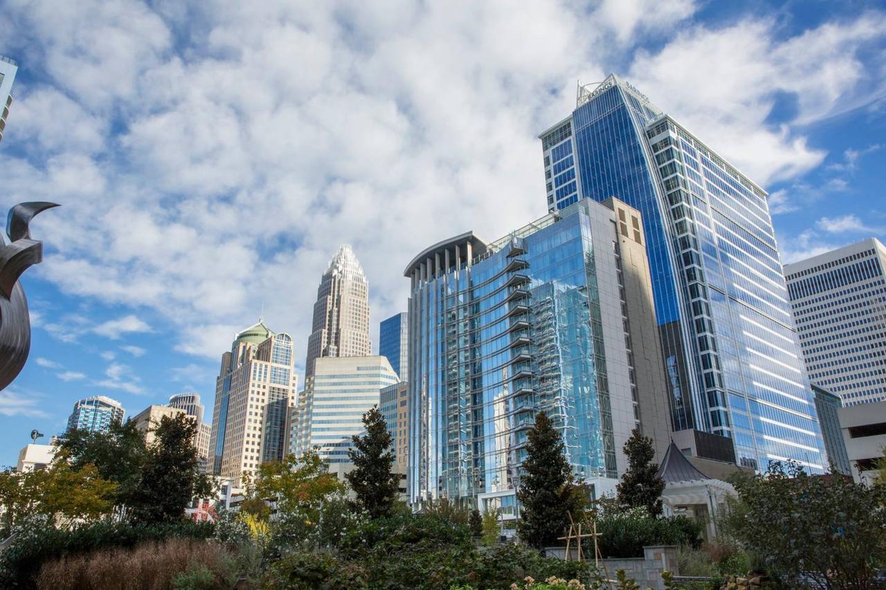 UNBELIEVABLE CITY VIEWS IN UPTOWN HIGH-RISE STUDIO - thumb 8