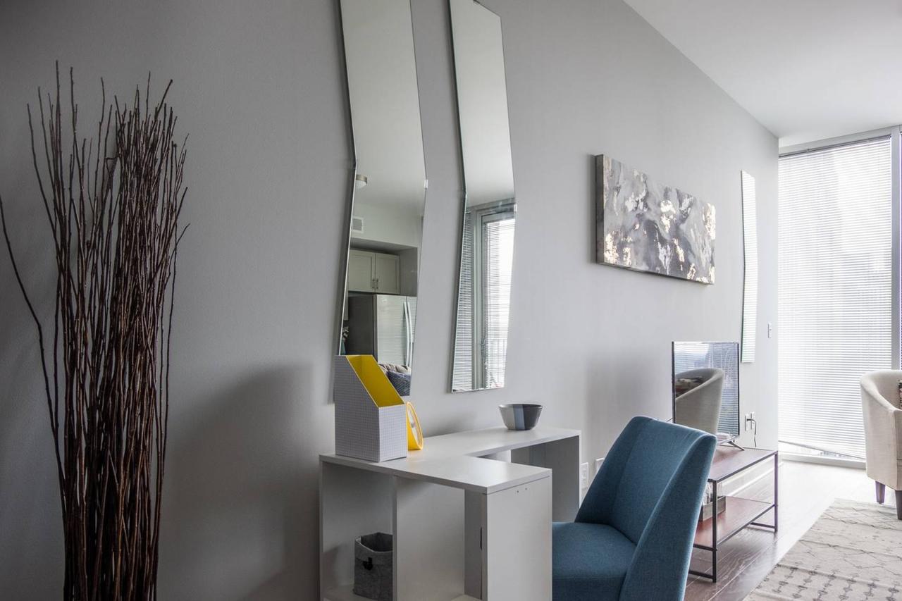 UNBELIEVABLE CITY VIEWS IN UPTOWN HIGH-RISE STUDIO - thumb 1