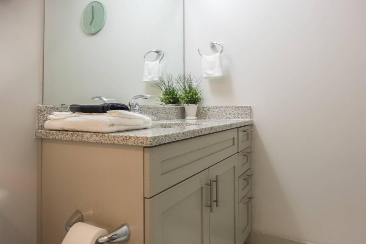 UNBELIEVABLE CITY VIEWS IN UPTOWN HIGH-RISE STUDIO - thumb 29