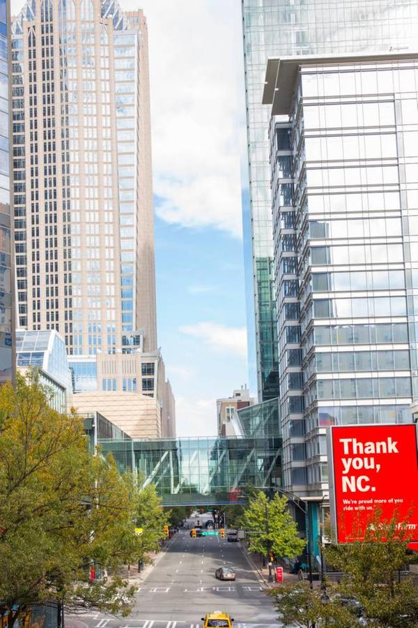 UNBELIEVABLE CITY VIEWS IN UPTOWN HIGH-RISE STUDIO - thumb 4