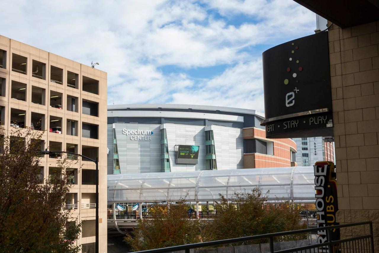 UNBELIEVABLE CITY VIEWS IN UPTOWN HIGH-RISE STUDIO - thumb 22