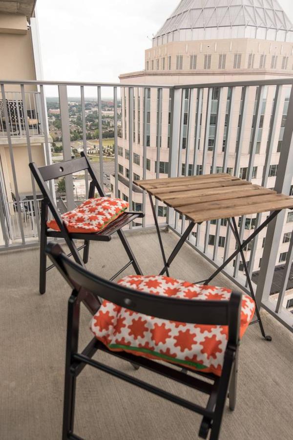 UNBELIEVABLE CITY VIEWS IN UPTOWN HIGH-RISE STUDIO - thumb 16