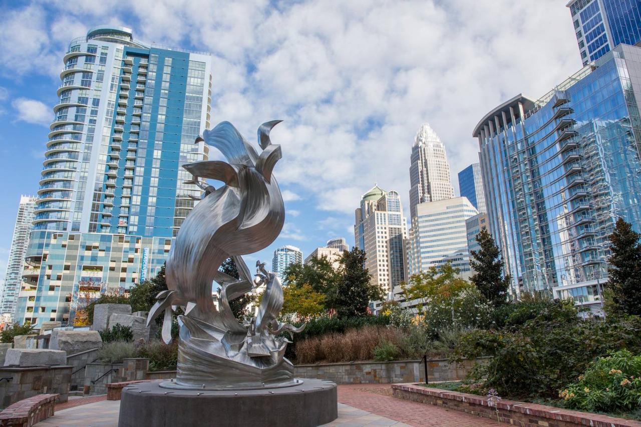 UNBELIEVABLE CITY VIEWS IN UPTOWN HIGH-RISE STUDIO - thumb 17