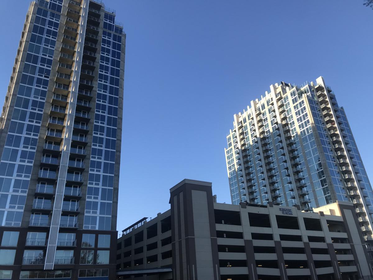 UNBELIEVABLE CITY VIEWS IN UPTOWN HIGH-RISE STUDIO - thumb 18