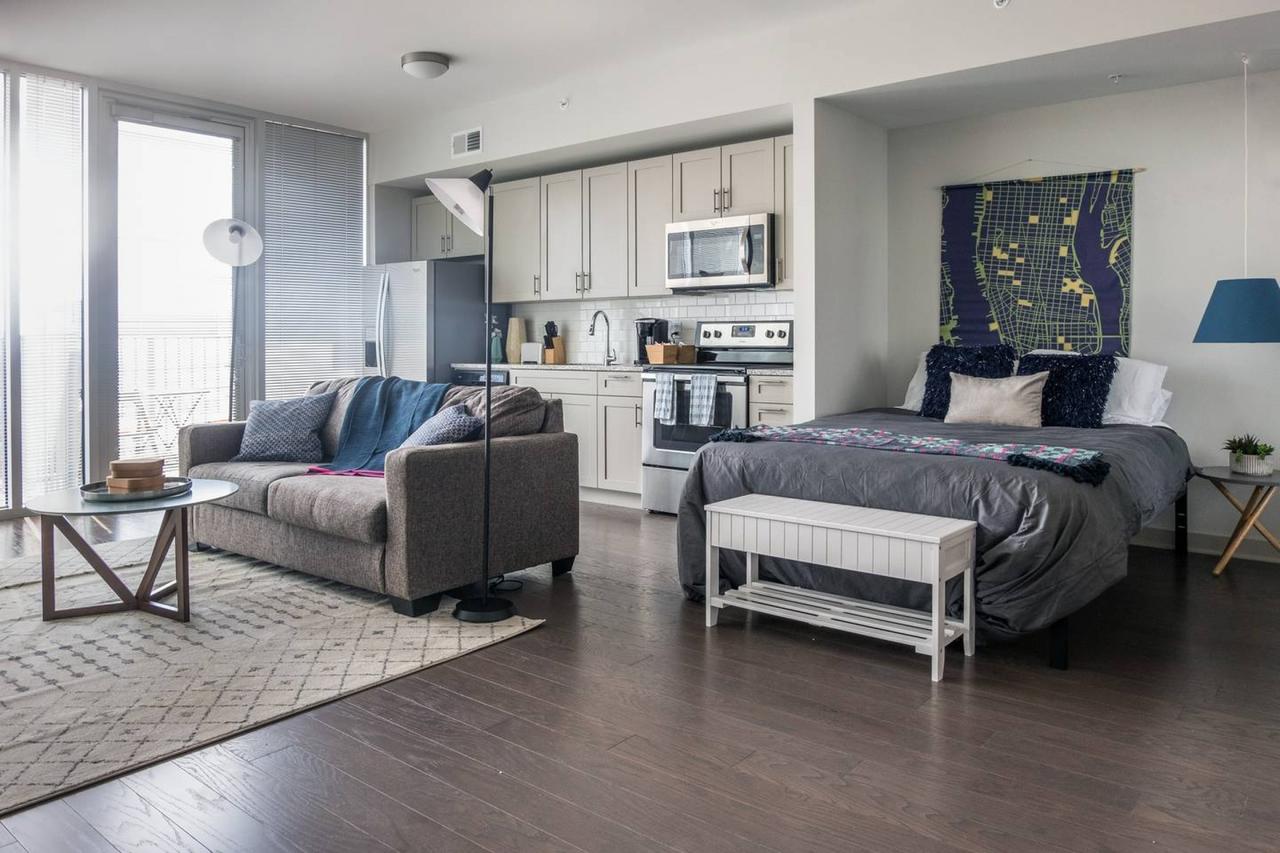 UNBELIEVABLE CITY VIEWS IN UPTOWN HIGH-RISE STUDIO - thumb 25