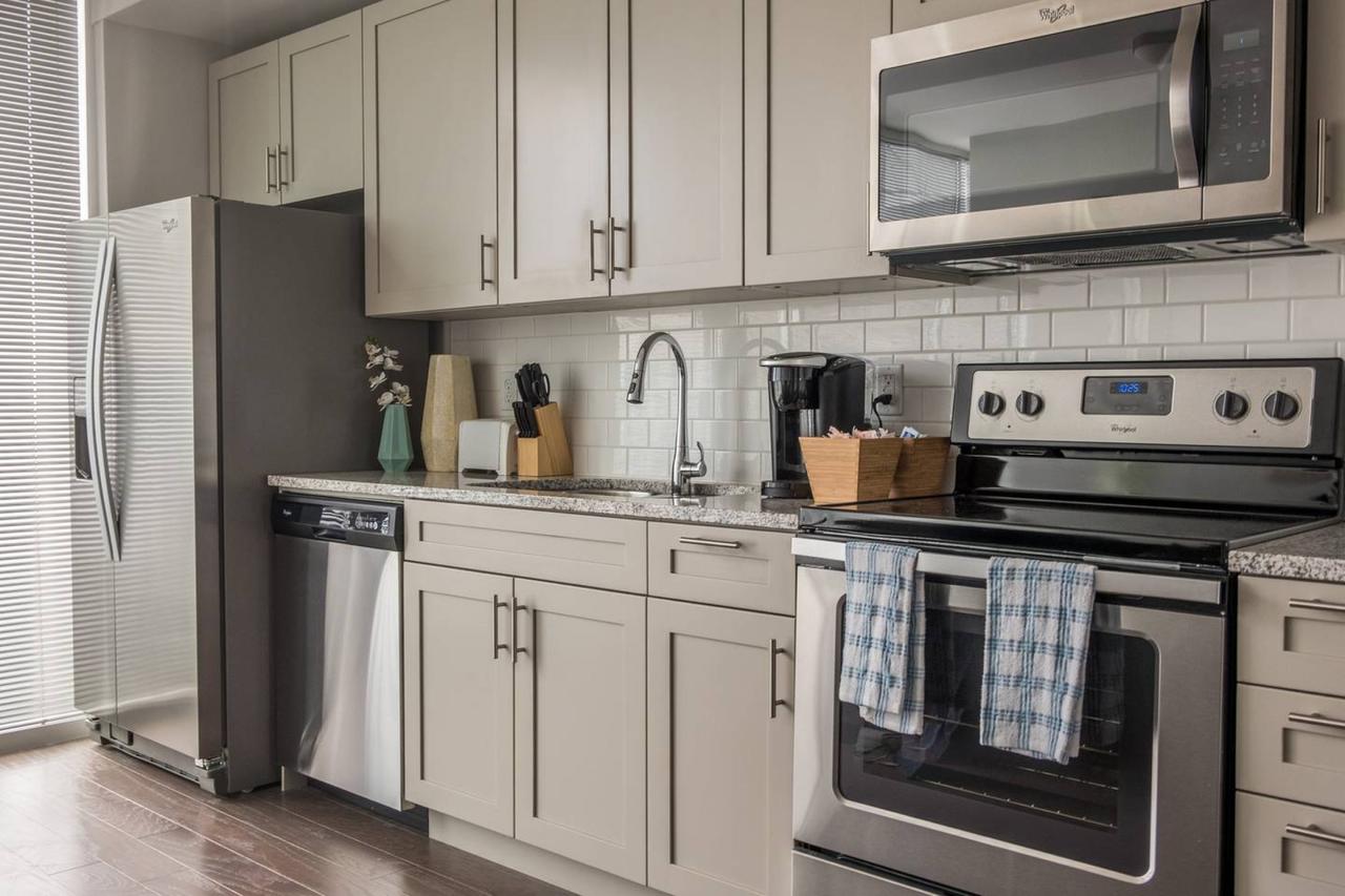 UNBELIEVABLE CITY VIEWS IN UPTOWN HIGH-RISE STUDIO - thumb 11