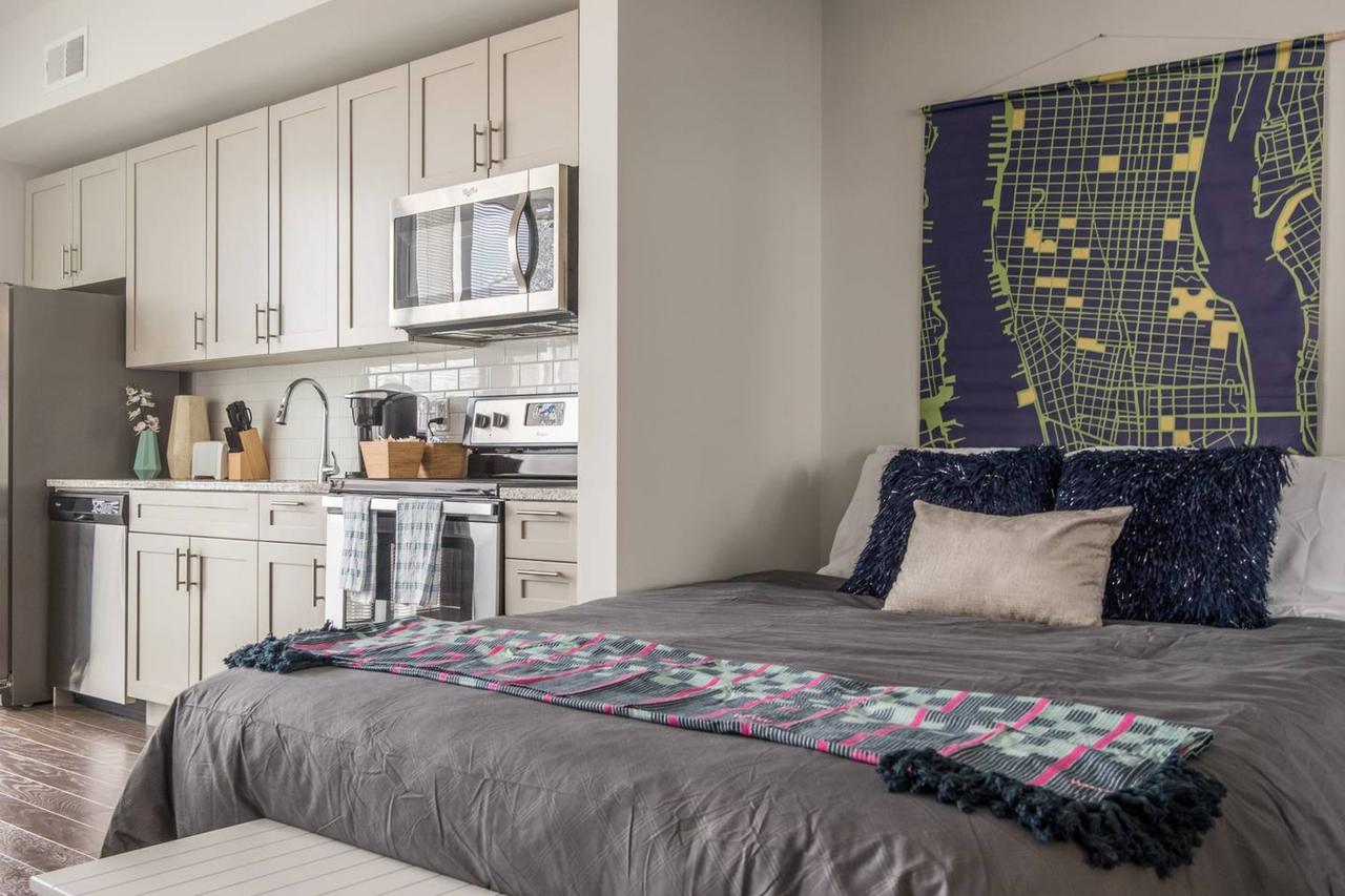 UNBELIEVABLE CITY VIEWS IN UPTOWN HIGH-RISE STUDIO - thumb 2