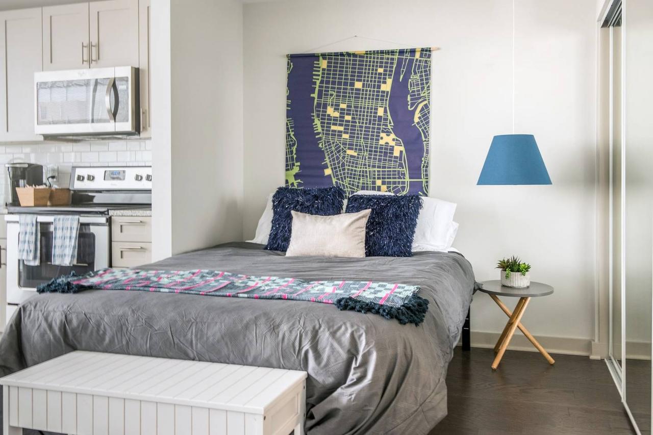 UNBELIEVABLE CITY VIEWS IN UPTOWN HIGH-RISE STUDIO - thumb 27