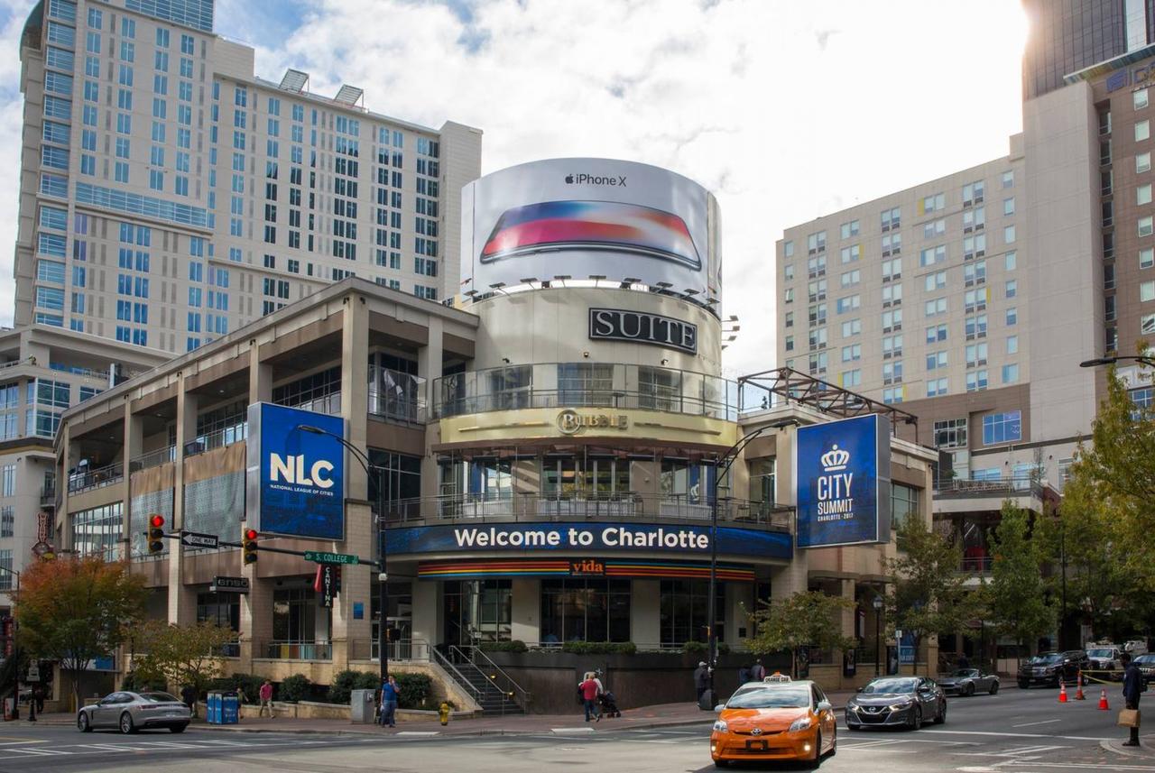 UNBELIEVABLE CITY VIEWS IN UPTOWN HIGH-RISE STUDIO - thumb 10