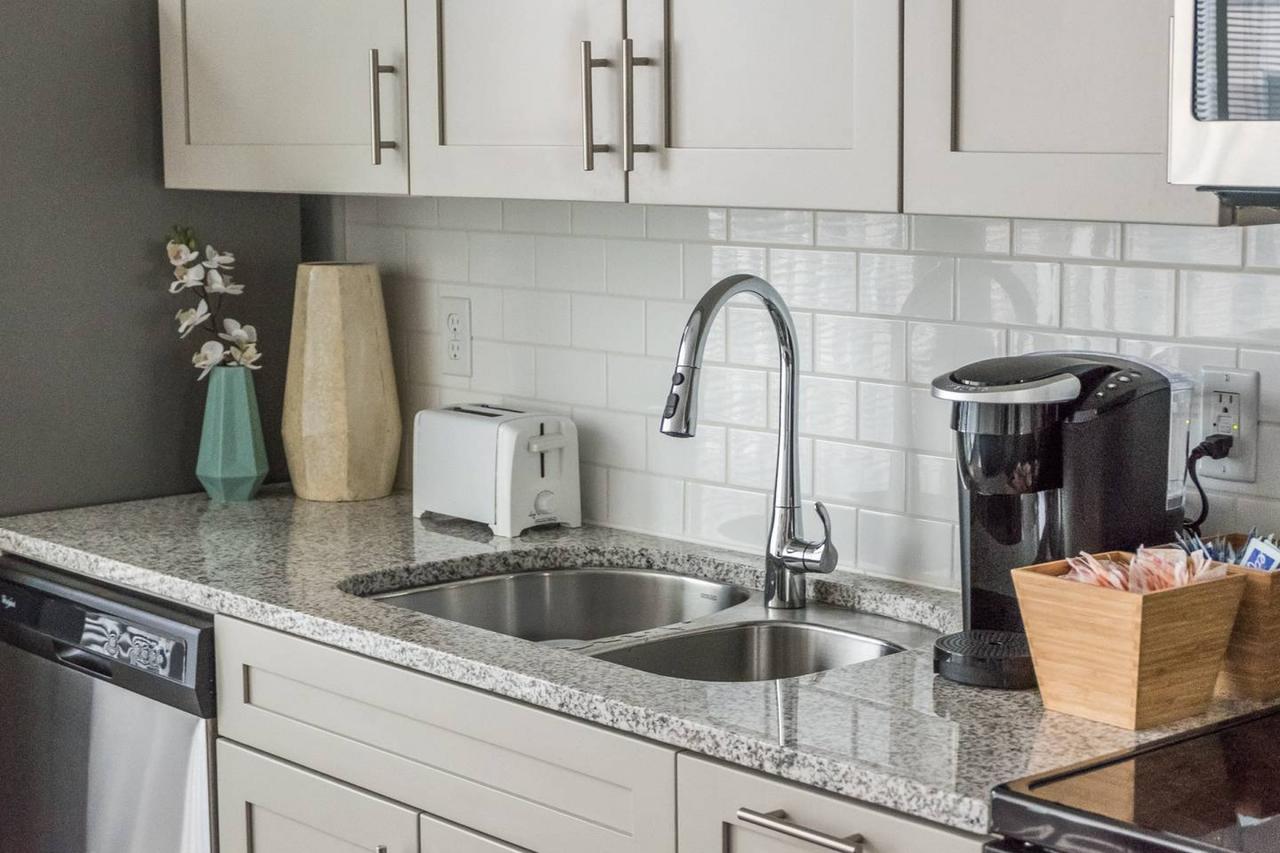 UNBELIEVABLE CITY VIEWS IN UPTOWN HIGH-RISE STUDIO - thumb 3