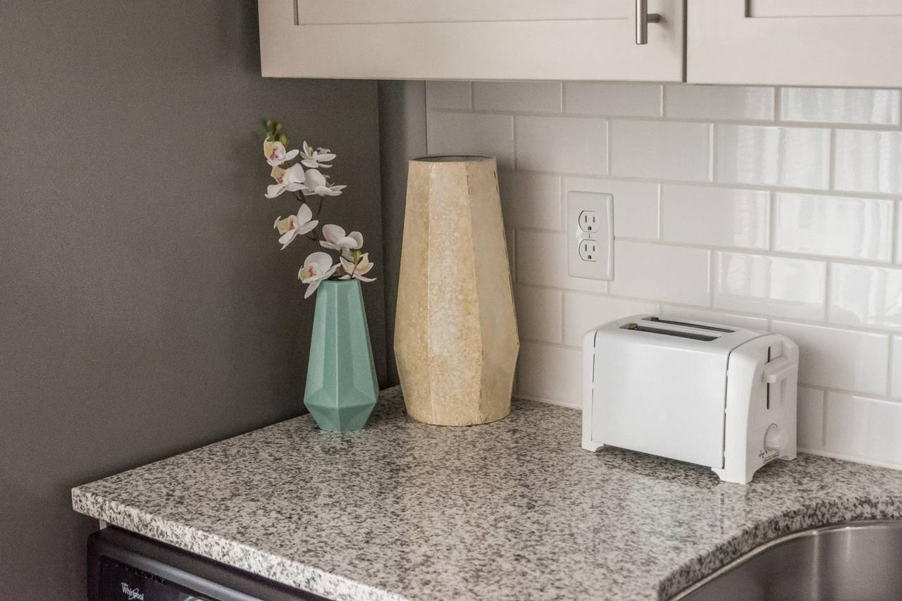 UNBELIEVABLE CITY VIEWS IN UPTOWN HIGH-RISE STUDIO - thumb 13