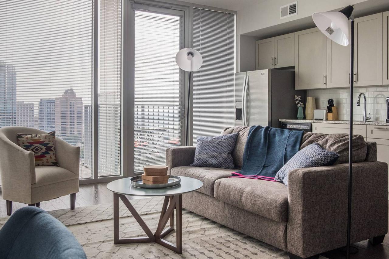 UNBELIEVABLE CITY VIEWS IN UPTOWN HIGH-RISE STUDIO - thumb 32