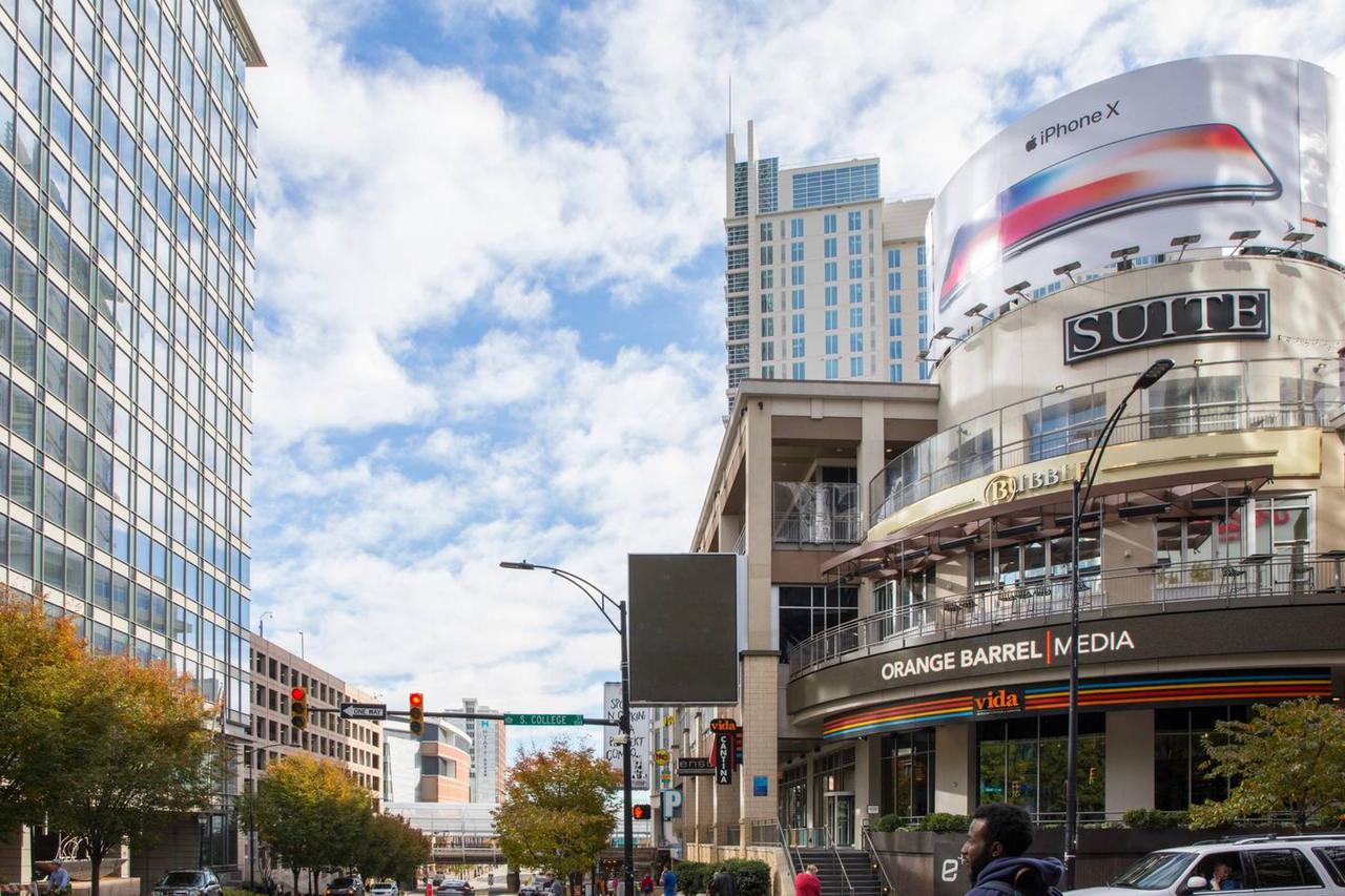 UNBELIEVABLE CITY VIEWS IN UPTOWN HIGH-RISE STUDIO - thumb 26