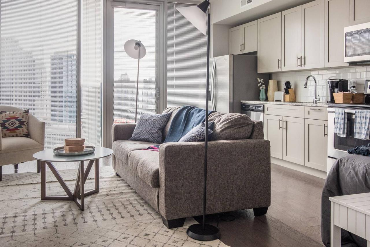 UNBELIEVABLE CITY VIEWS IN UPTOWN HIGH-RISE STUDIO - thumb 12