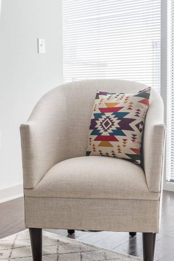 UNBELIEVABLE CITY VIEWS IN UPTOWN HIGH-RISE STUDIO - thumb 15