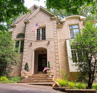 Maison Blanc on Pimmit Run - Accommodation Alabama