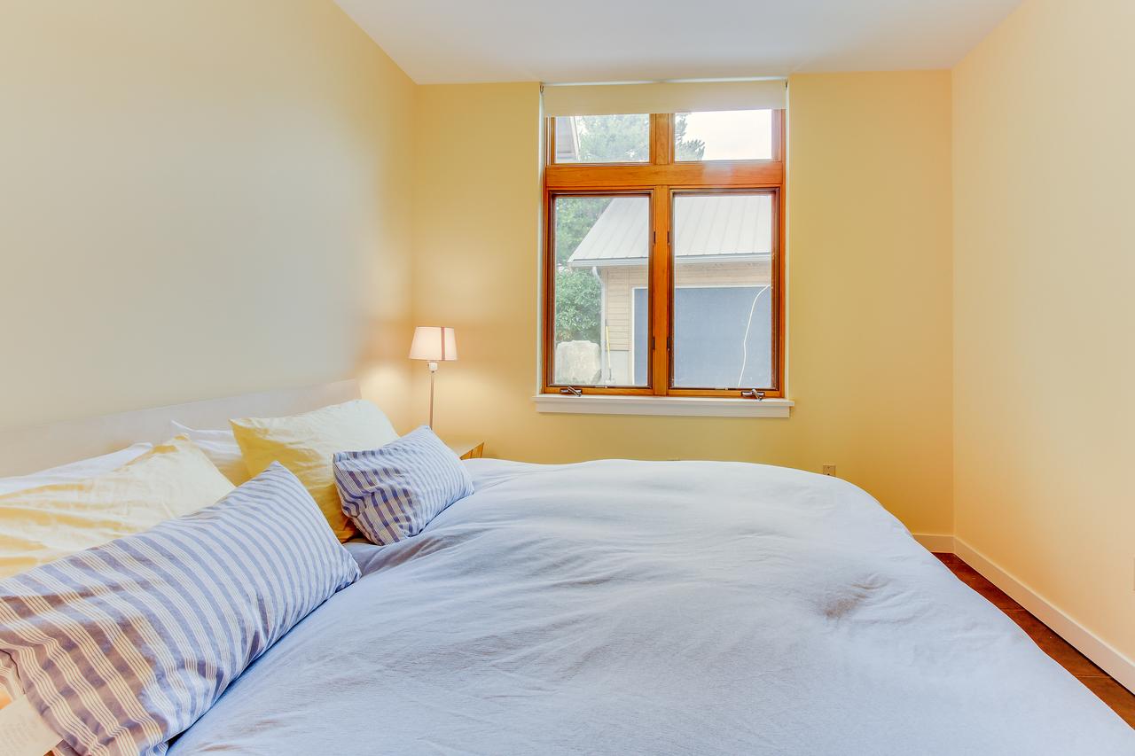 Fidalgo Island Waterfront Stunner - thumb 36