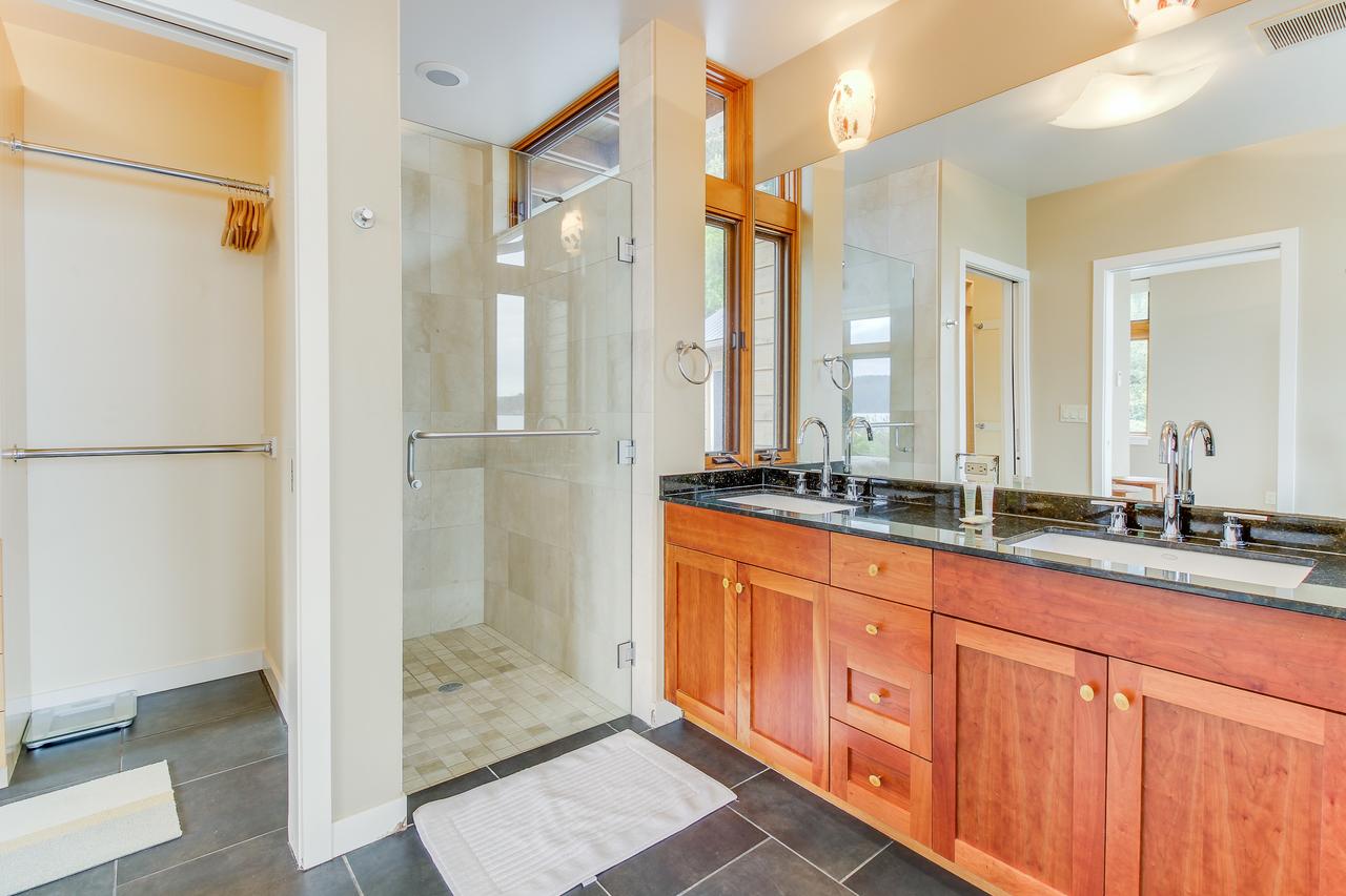 Fidalgo Island Waterfront Stunner - thumb 27