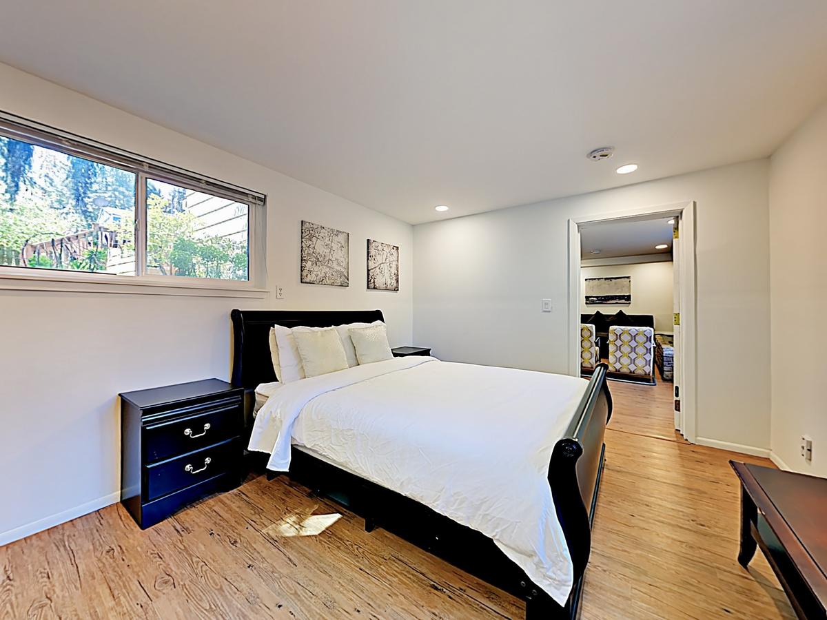 Shoreline Apartment - thumb 1