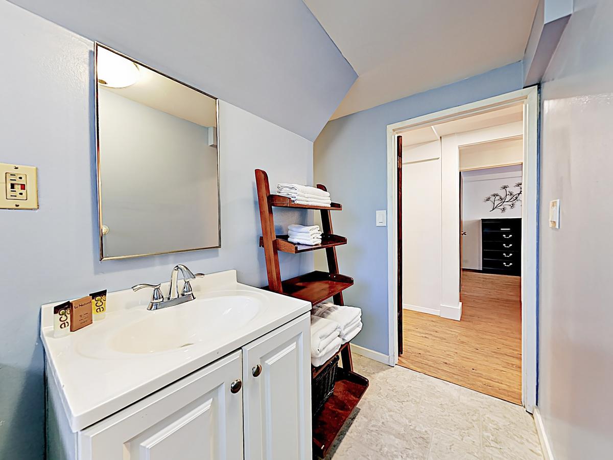 Shoreline Apartment - thumb 15