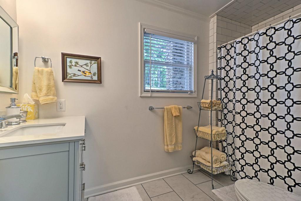 'Arcade Cove' - Lake Martin Home With Private Dock! - thumb 1