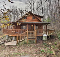 'Hawk's Nest Cabin' with Views, Near Peaks of Otter - Accommodation Alabama